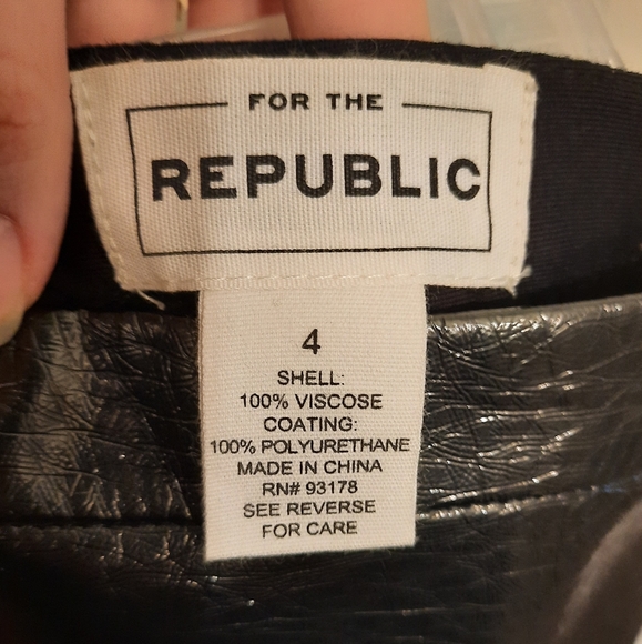 For the Republic Black Faux Leather Midi Skirt - Picture 2 of 7